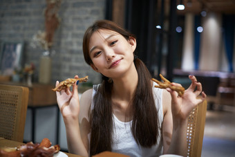 在酒店自助餐厅大吃特吃的亚洲可爱少女人像