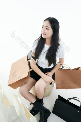白色背景下手提购物袋时尚美丽的亚洲少女