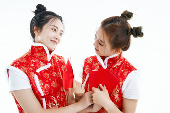 白色<strong>背景</strong>下身穿喜庆服饰<strong>的</strong>中国可爱少女