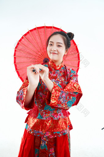 身穿中国<strong>秀禾服</strong>手撑油纸伞的亚洲女性模特