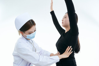 年轻的女性医护人员为患者进行胸部检查