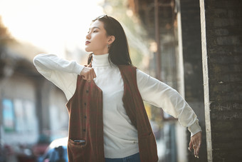 老旧城区里穿着复古港风的美丽清纯少女