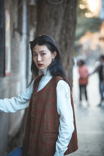 老旧城区里穿着复古港风的美丽清纯少女