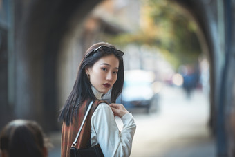 老旧城区里穿着复古港风的美丽清纯少女