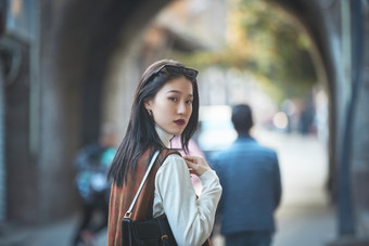 老旧城区里穿着复古港风的美丽清纯少女