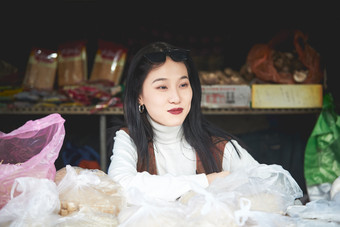 老旧城区里穿着复古港风的美丽清纯少女