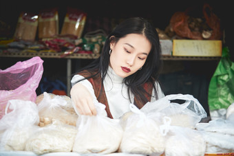 老旧城区里穿着复古港风的美丽清纯少女