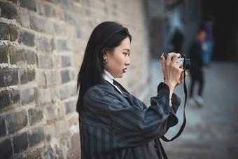 手持相机拍摄的港风少女