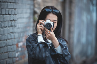 手持相机拍摄的港风少女