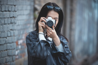 手持相机拍摄的港风少女