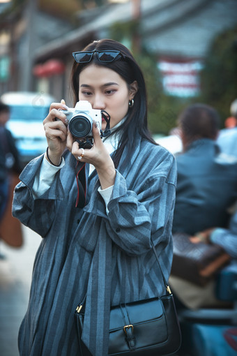 手持相机拍摄的港风少女