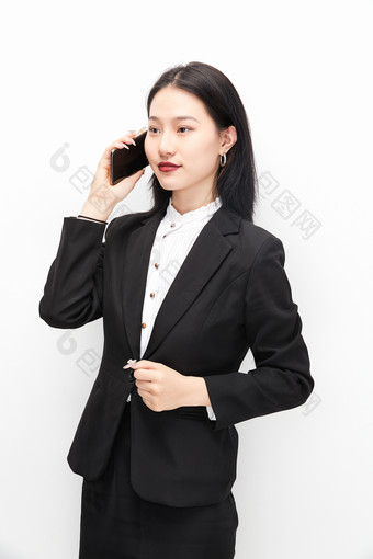 身穿西服拿着手机的美丽商务女士