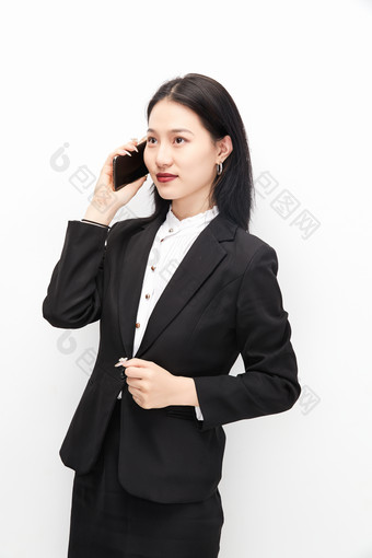 身穿<strong>西服</strong>拿着手机的美丽商务女士