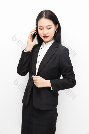 身穿西服拿着手机的美丽商务女士