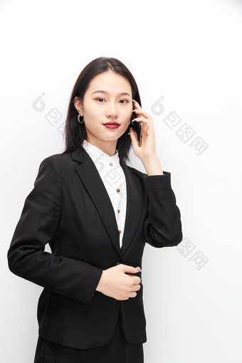 身穿<strong>西服</strong>拿着手机的美丽商务女士