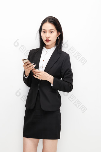 身穿西服拿着手机的美丽商务女士