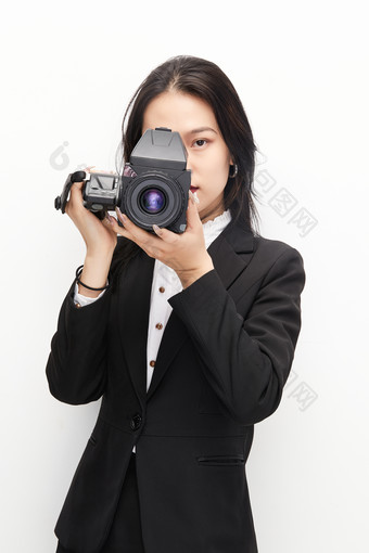 棚拍白色背景亚洲青年女性摄影师