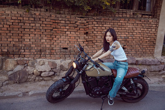骑在复古摩托车上的时尚亚洲<strong>少女</strong>