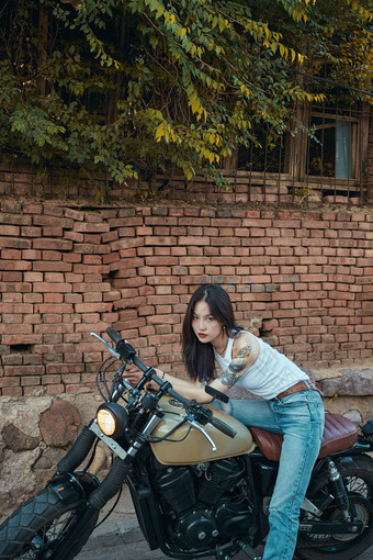 骑在复古摩托车上的时尚亚洲<strong>少女</strong>