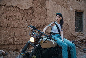 骑在复古<strong>摩托车</strong>上的时尚亚洲少女