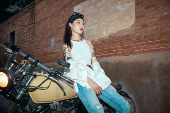骑在复古<strong>摩托车</strong>上的时尚亚洲少女