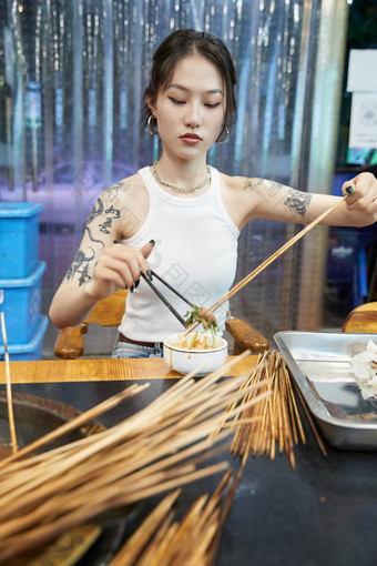 在饭馆吃成都串串的亚洲少女