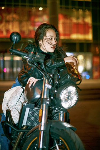夜晚霓虹下骑摩托的少女