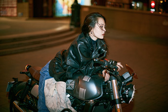 夜晚霓虹下骑摩托的少女