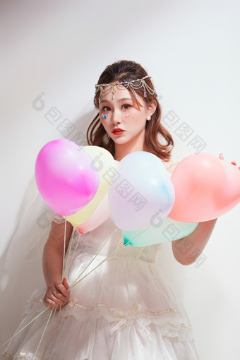 穿着公主裙手<strong>拿</strong>气球庆祝生日的亚洲<strong>女性</strong>