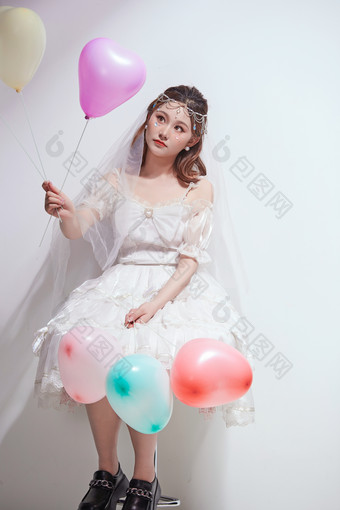 穿着公主裙<strong>手拿气球</strong>庆祝生日的亚洲女性
