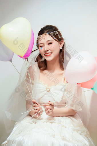 穿着公主裙手<strong>拿气球</strong>庆祝生日的亚洲女性