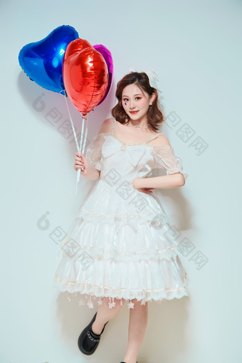 穿着公主裙手<strong>拿</strong>气球庆祝生日的亚洲<strong>女性</strong>