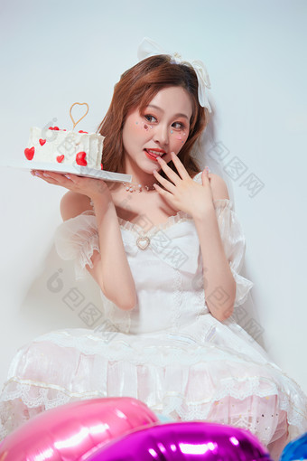穿着公主裙<strong>手捧</strong>蛋糕庆祝生日的亚洲女性