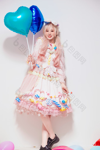 穿着糖果洛丽塔服装庆祝生日的亚洲少女