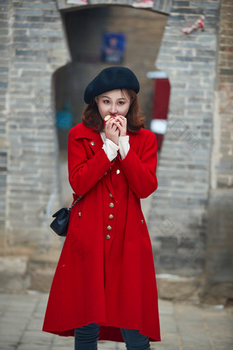 雪后在老街古巷游玩的美丽亚洲少女