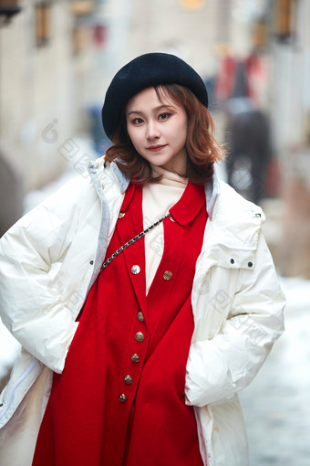 雪后在老街古巷游玩的美丽亚洲少女