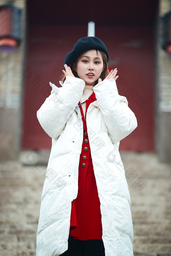 雪后在老街古巷游玩的美丽亚洲少女