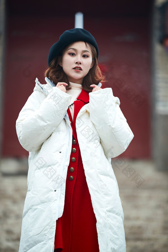 雪后在老街古巷游玩的美丽亚洲少女