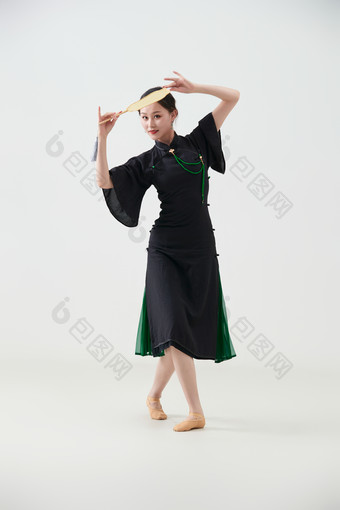 穿着中式旗袍翩翩舞蹈的亚洲少女舞者