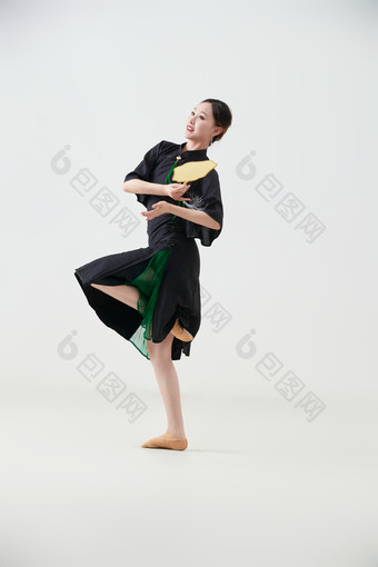 穿着中式旗袍翩翩舞蹈<strong>的</strong>亚洲少女舞者