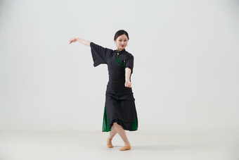 穿着中式<strong>旗袍</strong>翩翩舞蹈的亚洲少女舞者