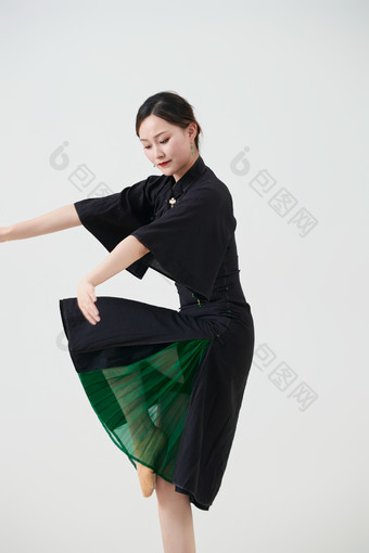 穿着中式旗袍翩翩舞蹈的亚洲少<strong>女舞者</strong>