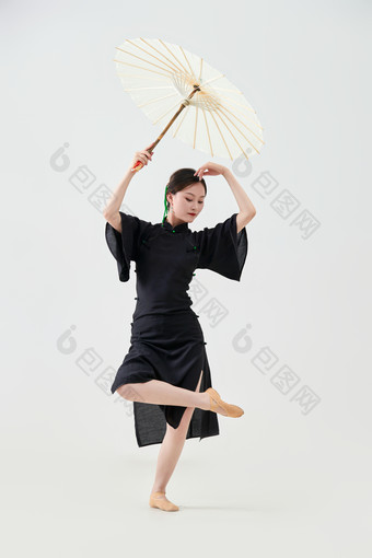 穿中式旗袍手拿油纸伞翩翩<strong>舞</strong>蹈的亚洲少女<strong>舞</strong>者