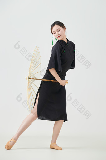 穿中式旗袍手拿油纸伞翩翩舞蹈的亚洲少女舞者