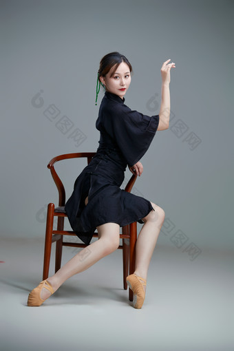 穿着中式<strong>旗袍</strong>翩翩舞蹈的亚洲少女舞者