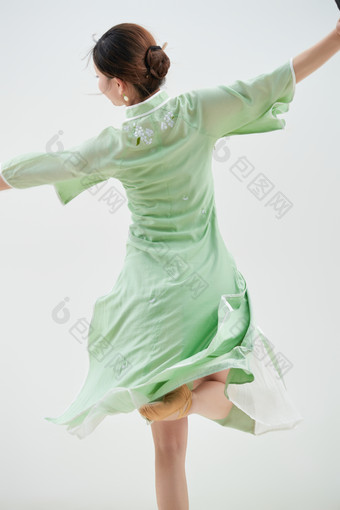 青色旗袍翩翩舞蹈的亚洲少女舞者
