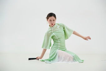 穿着中式旗袍翩翩舞蹈<strong>的</strong>亚洲少女舞者