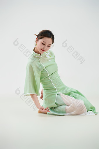 穿着中式旗袍翩翩<strong>舞</strong>蹈的亚洲少女<strong>舞</strong>者