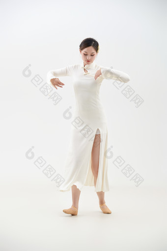 穿着白色旗袍头戴绢<strong>花</strong>的跳<strong>古典</strong>舞的少女