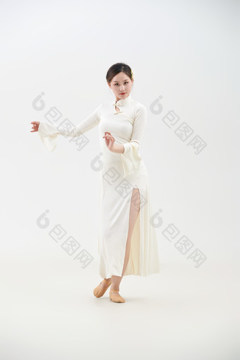 穿着白色<strong>旗袍</strong>头戴绢花的跳古典舞的少女
